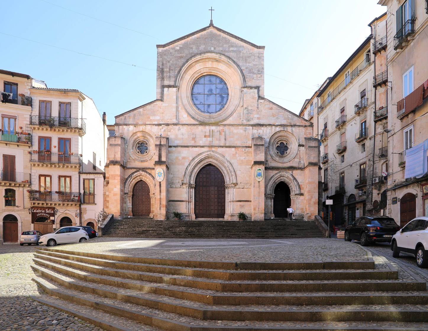 Cosenza,_duomo,_esterno,_facciata_del_xiii_secolo,_01.jpg